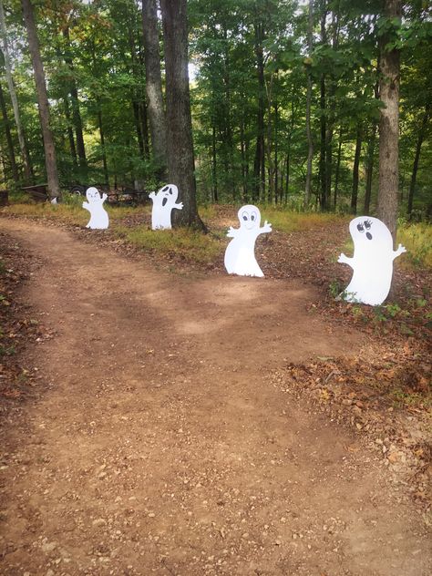 Skull Yard Decor, Easy Diy Halloween Decorations Outdoor Wood, Halloween Walkway Ideas, Haunted Trail Ideas, Jigsaw Halloween, Kids Halloween Birthday Party, Halloween Things To Do, Halloween Decorations Outdoor Porch, Halloween Forest