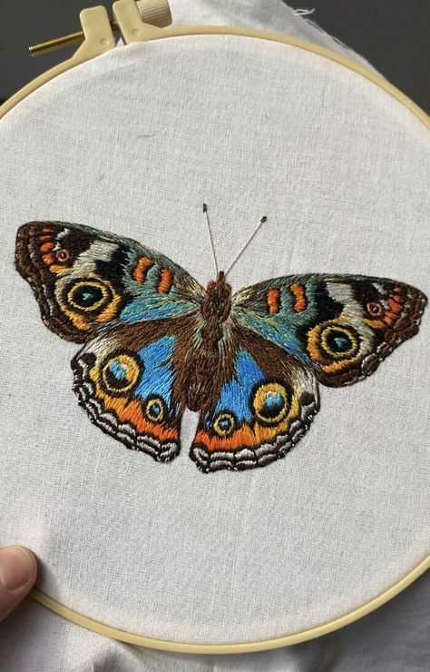 Bugs Embroidery, Textile Art Embroidery, Diy Embroidery Patterns, Embroidered Butterfly, Hand Embroidery Projects, Butterfly Embroidery, Needlework Embroidery, Cute Embroidery, 자수 디자인