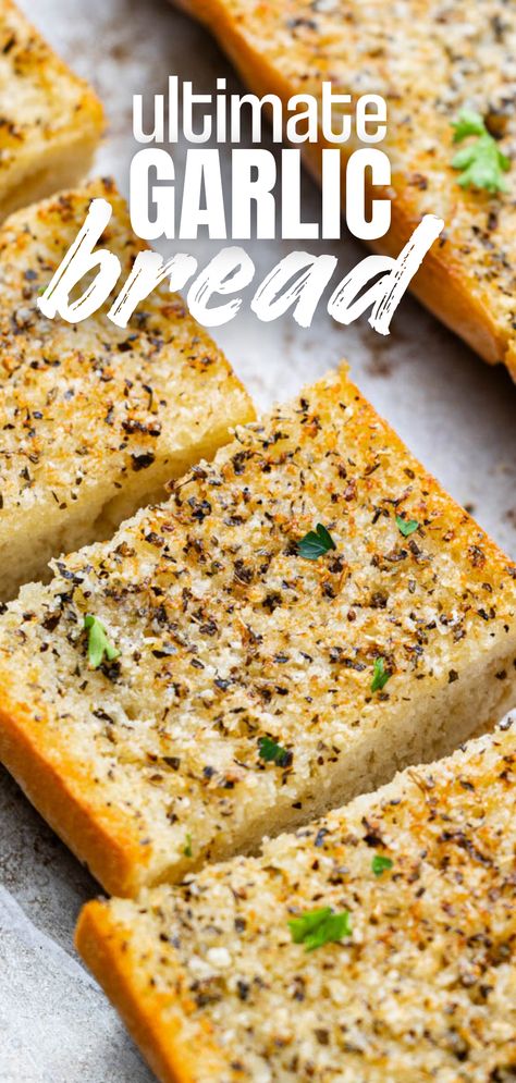 A close up view of slices of homemade garlic bread. Garlic Bread With Italian Loaf, Italian Garlic Bread Recipe, How To Make Garlic Bread, Garlic Bread Recipe Homemade, Best Garlic Bread Recipe, Easy Garlic Bread Recipe, Easy Garlic Bread, Best Garlic Bread, Pasta Soups