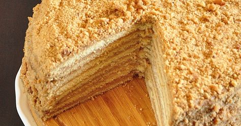 medovik - russian 8-layer honey cake with creamy caramel filling Napoleon Dessert, Russian Cake, Russian Honey Cake, Napoleon Cake, Honey Cake Recipe, Russian Desserts, Russian Cakes, Honey Cake, Pastry Sheets