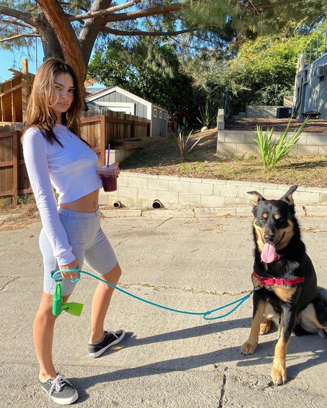 Emrata Instagram, Emily Ratajkowski Style, Jennifer Grey, Champion Sneakers, Keds Sneakers, Keds Style, Keds Champion, Estilo Boho Chic, Keds Shoes