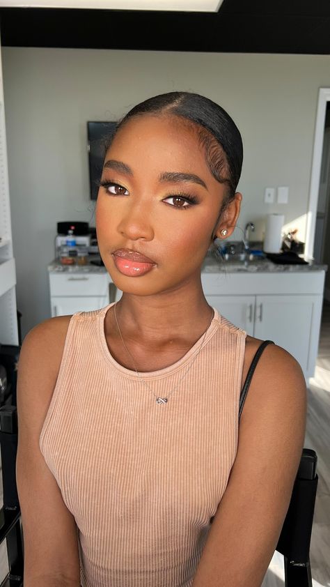 Simple Makeup Looks Light Skin, Light Skin Girl Makeup Black Women, Natural Dewy Glam Makeup, Light Face Beat, Golden Soft Glam Makeup, Make Up Black Girls Skin, Makeup Soft Glam Natural, Light Soft Makeup, Glam Natural Makeup Looks