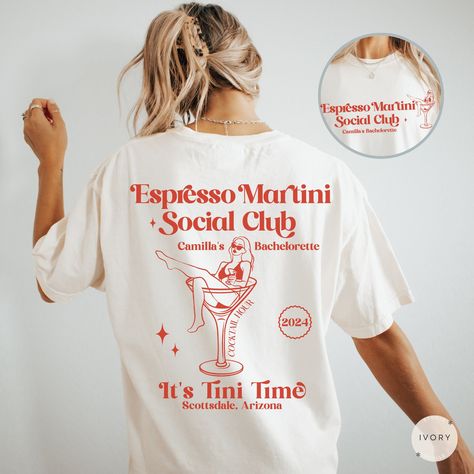 Embrace our Custom Espresso Martini Bachelorette shirt! This tee is perfect for anyone who loves cocktails or appreciates aesthetic shirts! Treat yourself or surprise a friend with this thoughtful gift!  👕 COMFORT COLORS 1717 T-SHIRT The Comfort Colors 1717 garment-dyed unisex t-shirt is made with medium fabric consisting of high quality, 100% ring-spun US cotton for long-lasting comfort. All shirts feature pre-shrunk cotton for size retention and a signature sewn-in twill label. 👕 SIZING & CA Tshirt Party Graphics, Aperol Spritz Kostüm, Cocktail Tshirt, Gin And Tonic Gifts, Expresso Martini, Resort 2025, Bachelorette Tshirts, Hens Party, Dirty Martini