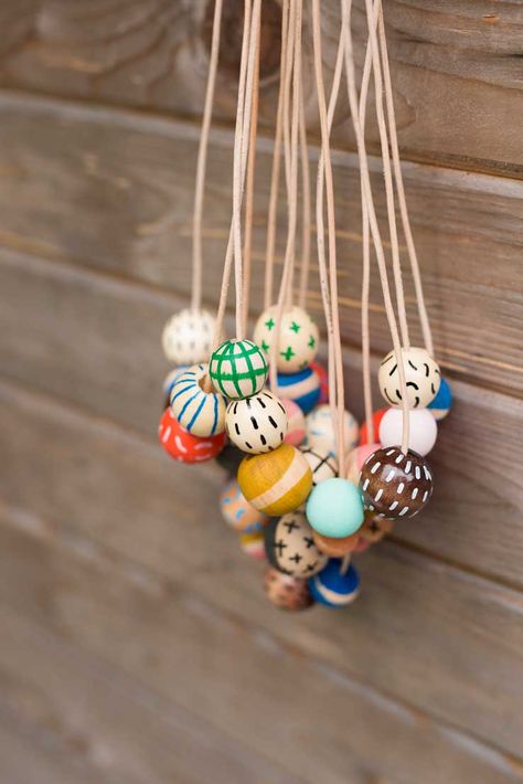 Wooden Bead Necklace, Wooden Bead Necklaces, Pulseras Diy, Halloween Geist, Precious Jewelry, Bead Designs, Diy Necklace, Hobbies And Crafts, Diy Beads