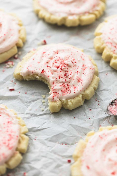 Super soft crinkle-edge peppermint sugar cookies with peppermint cream cheese frosting are the perfect holiday treat for peppermint lovers! Easy Holiday Treats, Peppermint Sugar Cookies, Peppermint Cream, Peppermint Sugar, Peppermint Cookies, Cookies Recipes Christmas, Holiday Cookies, Holiday Baking, Christmas Baking