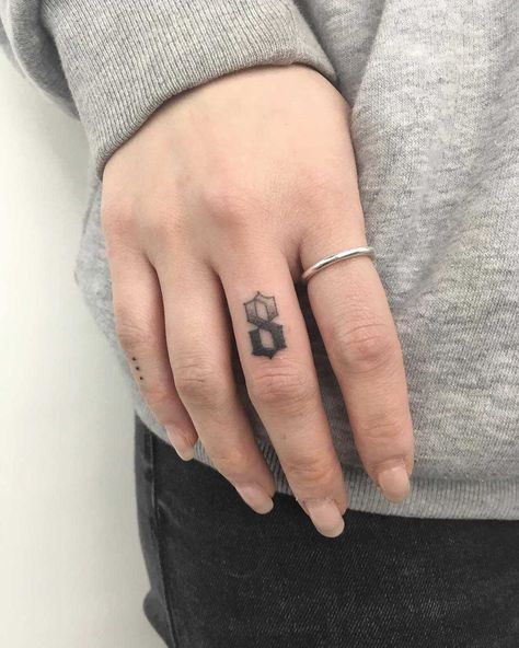 Number 8 tattoo by Gianina Caputo inked on the right hand’s middle finger Tattoo Numero, Number 8 Tattoo, Emotional Burden, 88 Tattoo, 8 Tattoo, Middle Finger Tattoos, Fonts Tattoo, Omerta Tattoo, Tattoo Schrift