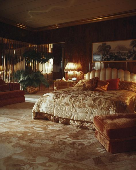 Vintage House Decor Aesthetic, 80s Hotel Room, 80s Luxury Bedroom, 80’s Kitchen, Old Hollywood House, Large Bedroom Design, Vintage Hotel Aesthetic, 90s Bedroom Aesthetic, 80s Apartment