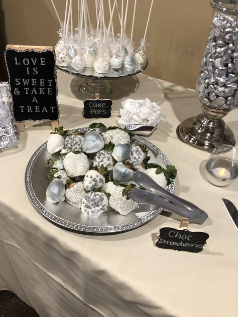 Silver Anniversary Table Decorations, Silver Treats Table, Anniversary Party 20 Years, White And Silver Treats, Silver Theme Birthday Party Decoration, Silver 25th Anniversary Decorations, Silver Snacks For Color Party, Disco Silver Party, Silver Foods For Party