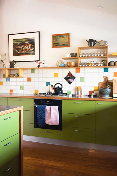 Shrug Emoji, Colorful Plates, Australia House, Mid Century Kitchen, Hus Inspiration, Kitchen Photos, Green Kitchen, Kitchen Tiles, Kitchen Colors