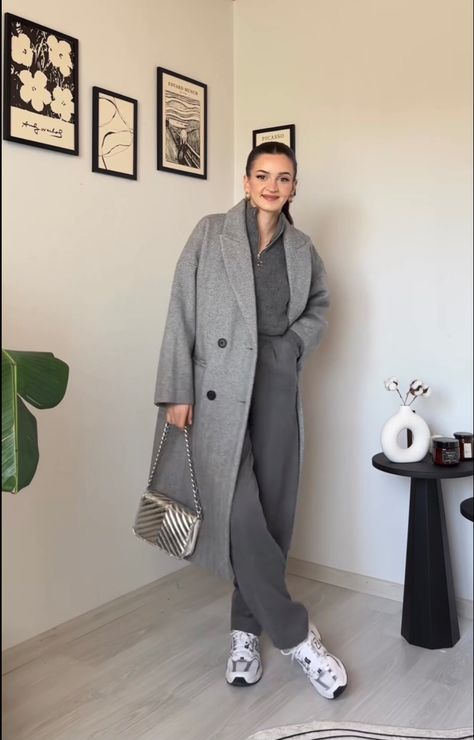 Grey Overcoat Outfit Women, Grey Pullover Outfit, Grey Coat Outfit Winter, Overcoat Outfit, Grey Coat Outfit, Grey Outfits, Grey Winter Coat, Grey Overcoat, Simple Winter Outfits