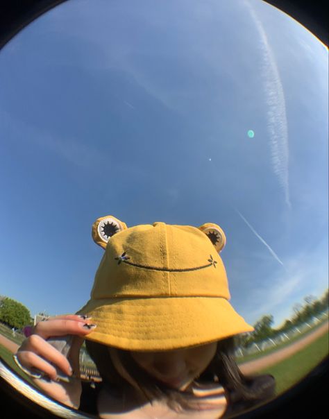 Harry Styles Bucket Hat, Yellow Bucket Hat Outfit, Bucket Hat Pictures, Bucket Hat Outfit Aesthetic, Cute Bucket Hat Outfits, Bucket Hats Aesthetic, Bucket Hat Summer Outfit, Bucket Hat Outfit Summer, Bucket Hat Outfit Ideas