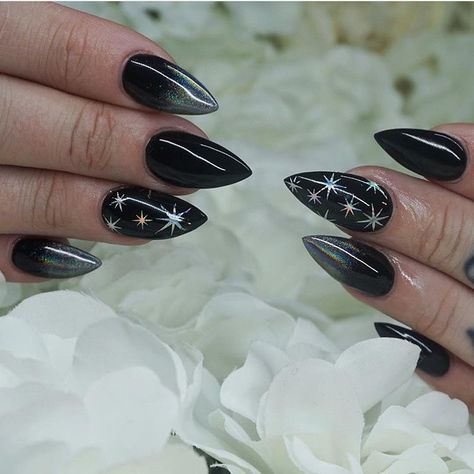 Yule Nails, Dark Christmas Nails, Gothic Christmas Nails, Goth Christmas Nails, Nail Art For Spring, Nail Suggestions, Art For Spring, Cute Nail Polish, Metallic Christmas