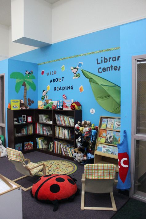 bibliotheek Preschool Library Center, Jungle Library, Jungle Classroom, Preschool Library, Classroom Decor Middle, Middle School Classroom Decor, Safari Decor, Library Center, Zoo Theme