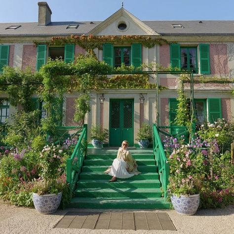 Shannon Pratuch on Instagram: "GIVERNY GUIDE, PART FOUR.   Swipe to see the slides!   In this four-part series, I share insider info to maximize your trip to Giverny and see Monet’s famous house and stunning gardens @fondationmonet.  I have also linked two videos I made during a recent trip where I had incredible, behind-the-scenes access to the entire house and gardens. Link in bio!   PART FOUR:  There’s much more to see in Giverny than Monet’s home and garden.   Consider an overnight stay in the village to explore these sites:  ° Tombe de Claude Monet - Would you like to thank Mr. Monet for his artistic contributions to the world? You can visit his gravesite as you leave Giverny. It’s a special moment and a unique way to end your pilgrimage. From here, retrace your steps back to the trai Claude Monet House, Giverny Monet, Monet Garden Giverny, Giverny France, Famous Houses, Romantic Country, Girl House, Paris Photos, Northern Italy