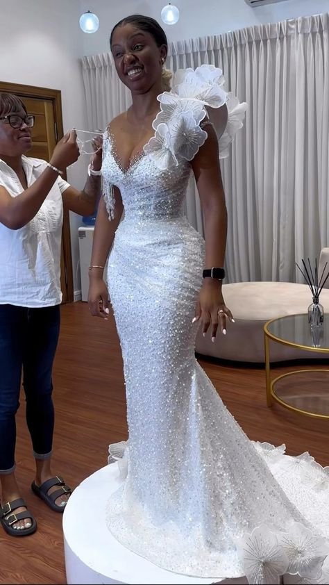 Crepe Fabric Dress Style Nigeria, White African Wedding Dress, Latest Wedding Gowns, Style For Wedding, African Bridal Dress, Civil Wedding Dresses, Classy Wedding Dress, Lace Gown Styles, Stylish Wedding Dresses