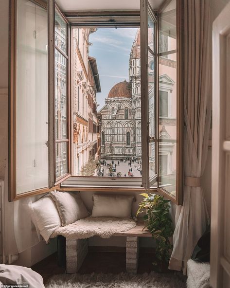 Sensational location: The incredible view from this Florence Airbnb looks like a painting - almost too good to be true Coastal Cabin, Saint Victor, Duomo Florence, Lakeside Cabin, Floating House, Stone Cottage, Apartment Therapy, Kingston, Land Scape