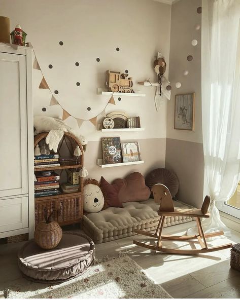 Simplistic Playroom, H&m Kids Room, Earthy Kids Bedroom, Cozy Toddler Room, Earthy Kids Room, One Year Old Bedroom, Tiny Toddler Room, Small Kids Room Design, Childrens Room Ideas