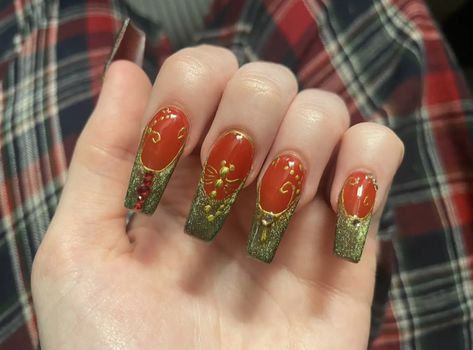 Erykah Badu Nails, Green Red Nails, Green And Red Nails, Whimsigoth Nails, Red And Green Nails, Green Nail Ideas, Cozy Colors, Fall Nail Ideas, Hippie Nails