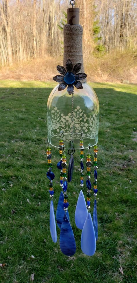 Wine Glass Wind Chimes, Blue Wine Bottle Crafts Diy, Ideas For Gardens Diy Projects, Things To Make With Glass Bottles, Glass Windchimes Diy, Cut Wine Bottle Crafts, Glass Bottle Wind Chimes Diy, Diy Glass Bottle Crafts Ideas Home Decor, Cut Glass Bottle Crafts