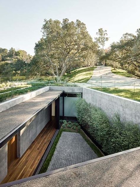 Beverly Hills House Case Sotterranee, Earth Sheltered, Underground Homes, Sunken Garden, Workshop Design, Hus Inspiration, Design Exterior, City Garden, Green Roof