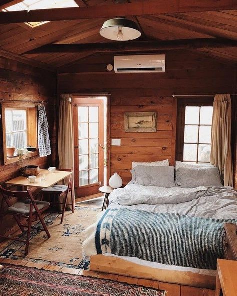 Cabin Room Design, Cozy Cabin Bedrooms, Cozy Cabin Bedroom, Cozy Cabin Interior, College Bedroom Decor, Charm Aesthetic, Cabin Interior Design, Log Cabin Interior, Cabin Bedroom