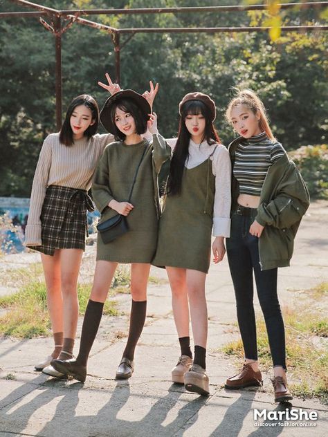 Friendship-goal Outfit Ideas based on Korean Style  read more:  http://www.ferbena.com/friendship-goal-outfit-ideas-based-on-korean-style.html Family Photo Outfits Winter, Outfit Ideas Korean, Family Photoshoot Outfits, K Fashion, Family Photo Outfits, Korean Fashion Trends, Outfit Trends, Ulzzang Fashion, Asian Outfits