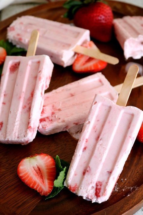 Strawberry Popsicles, Flavored Ice, Homemade Popsicles, Pure Vanilla, Ice Cream Popsicles, Popsicle Recipes, Whipping Cream, Delicious Dinner Recipes, Strawberry Recipes