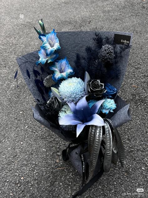 Endless Flora, Blue Flowers Bouquet, Gothic Flowers, Goth Garden, Luxury Flower Bouquets, Fancy Flowers, Creative Flower Arrangements, Boquette Flowers, Bride Flowers