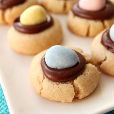 Mini Egg Recipes, Cookies Thumbprint, Chocolate Cadbury, Easter Cookie Recipes, Thumbprint Cookie, Chocolate Thumbprint Cookies, No Egg Desserts, Recipe Cookies, Thumbprint Cookies Recipe