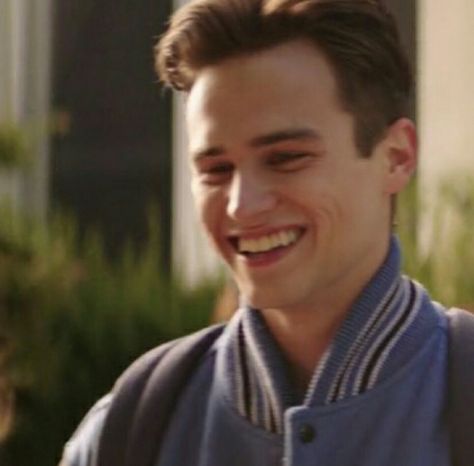 That damned smile. Brandon Flynn 13 Reasons Why, Justin 13 Reasons Why, Alex Standall, 13 Reasons Why Aesthetic, 13 Reasons Why Netflix, 13 Reasons Why Reasons, Justin Foley, Thirteen Reasons Why, Netflix Tv Shows