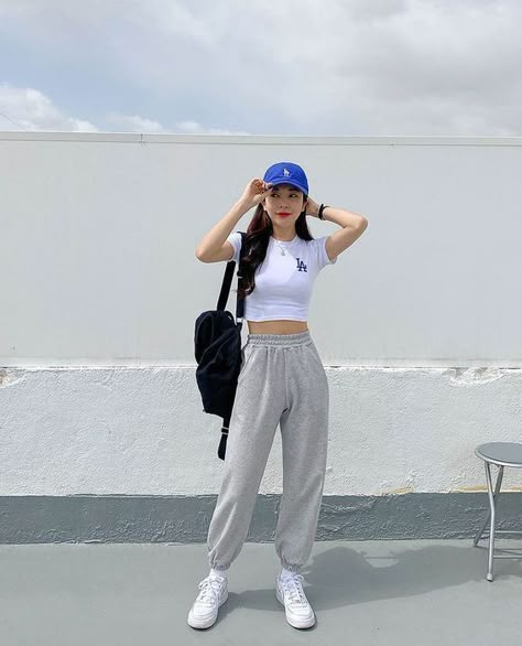 Grey Sweatpants Outfit Girl, Clueless Gym Outfit, Grey Sweatpants Outfit Winter, Light Grey Sweatpants Outfit, Gray Sweatpants Outfit For School, Sweatpants Outfit Winter, Grey Sweatpants Outfit, Workout Looks, Gym Outfit Ideas