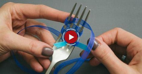 How to make perfect bow easily with a fork. Amazing tutorial. Fork Bow, How To Make A Ribbon Bow, Ribbon Bow Tutorial, Baby Shower Gift Favors, Bow Making Tutorials, Homemade Bows, Birthday Card Drawing, Ribbon Crafts Diy, Perfect Bow