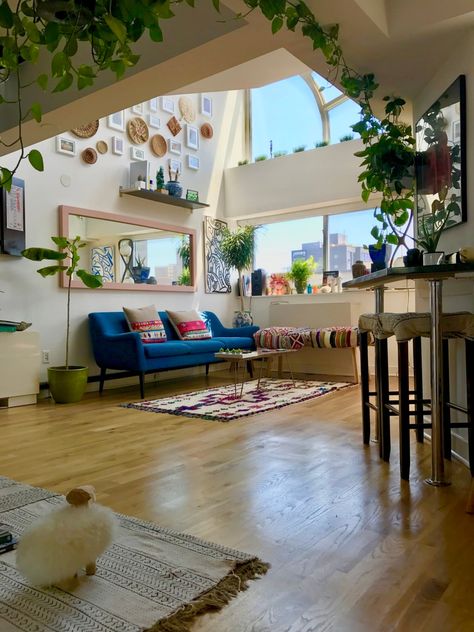 Apartamento New York, Appartement New York, Casa Retro, Lots Of Plants, Aesthetic Apartment, New York City Apartment, Geek Decor, Apartment Aesthetic, Room Deco