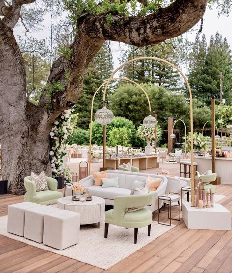 Wedding Lounge Seating, Outside Wedding Ceremonies, Entrance Idea, Wedding Lounge Area, Salas Lounge, Brazilian Wedding, Colin Cowie, Reception Entrance, Wedding Lounge