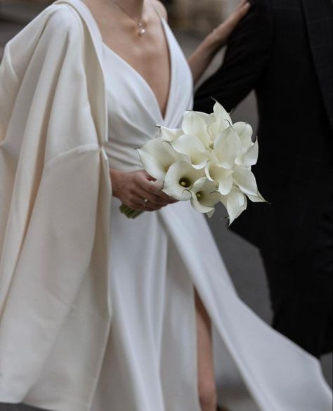 Bride Flower Bouquet Simple, Aesthetic Wedding Bouquet, Simple Wedding Aesthetic, Creative Floral Arrangements, Small Bridal Bouquet, Calla Bouquet, White Calla Lily Bouquet, Calla Lily Bridal Bouquet, Simple Wedding Bouquets