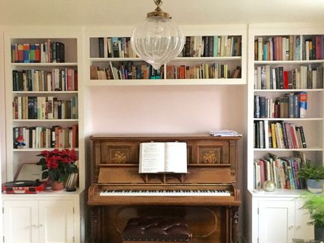 Piano Shelves, Piano Room Design, Piano Room Decor, Piano Living Rooms, Piano Decor, Library Room, Piano Room, Home Library Design, Book Wall