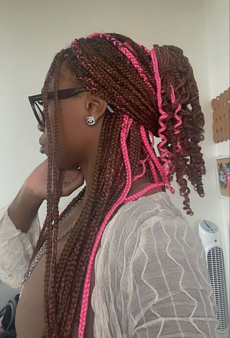 Peekaboo Braids With Curls Hairstyles, Brown And Pink Box Braids With Curls, Brown And Pink Mixed Braids, Half Pink Half Black Braids, Brown And Pink Hair Braids, Peekaboo Hair Colors Braids, Knotless Braids Color Combo, Pick A Boo Braids, Braid Colour Combinations