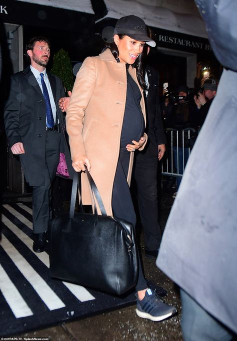 Carry your best in a chic bag from Cuyana like Meghan #DailyMail Celeb Maternity Style, Pregnancy Style Winter, Chic Pregnancy Style, Estilo Meghan Markle, Jet Privé, Mark Hotel, Abigail Spencer, Nyc Baby, Prins Harry