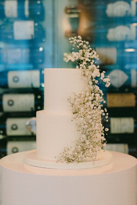 White Wedding Theme, Classic Wedding Cake, Dream Wedding Cake, Wedding Cake Ideas, Engagement Cakes, Simple Wedding Cake, Cool Wedding Cakes, White Wedding Cake, Wedding Cakes With Flowers