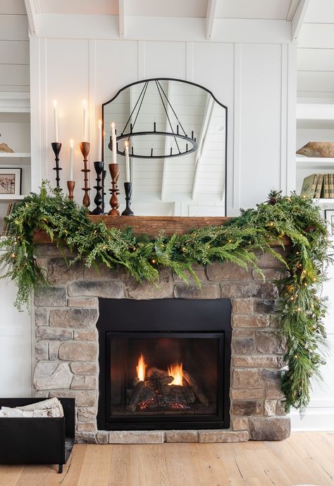 Christmas Mantle Family Pictures, Garlin On Mantel, Asymmetrical Fireplace Garland, Classic Christmas Mantle Decor, Diy Fireplace Christmas Garland, Black Mantle Christmas Decor, How To Decorate Mantle For Christmas, Christmas Decor On Fireplace, Christmas Mantels 2023