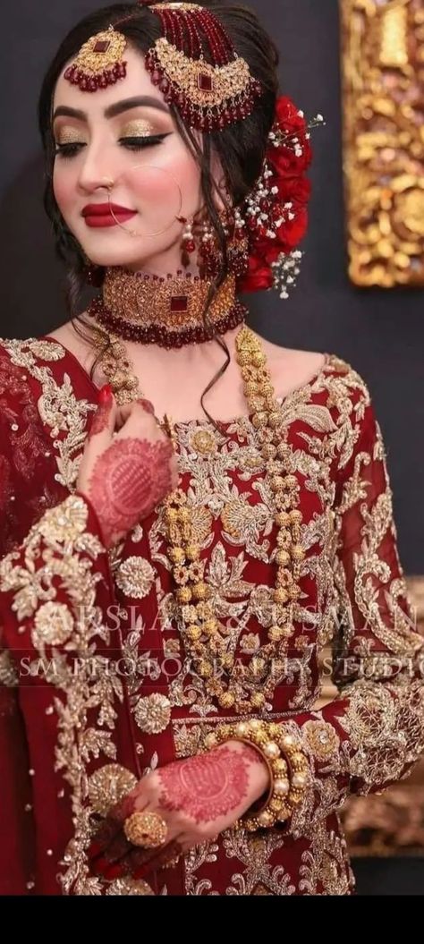 Pakistani Bride Hairstyle, Red Pakistani Bridal Dress, Pakistani Makeup Looks, Pakistani Bridal Hairstyles, New Hair Look, Pakistani Bridal Dress, Bride Photos Poses, Pakistani Bridal Makeup, Red Bridal Dress