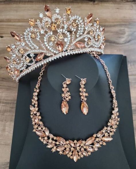 Rose Gold Quince Jewelry, Royal Quinceanera Theme Gold, Quinceanera Rose Gold Theme, Rose Gold Quinceanera Decorations, Gold Sweet 16 Dresses, Edgy Engagement Ring, Stylish Gold Earrings, Rose Gold Quinceanera Dresses, Trendy Gold Necklace