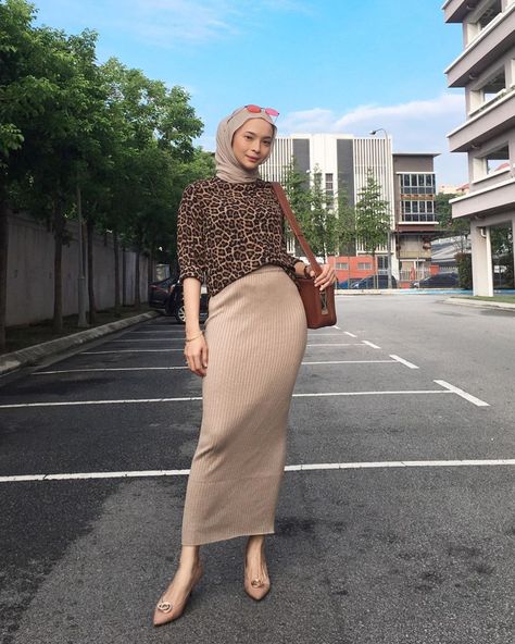 Pencil Skirt Outfits Casual, Rok Outfit, Hijabista Fashion, Muslimah Outfit, Pencil Skirt Outfits, Muslim Outfits Casual, Muslim Fashion Hijab Outfits, Hijab Style Casual, Photographie Portrait Inspiration