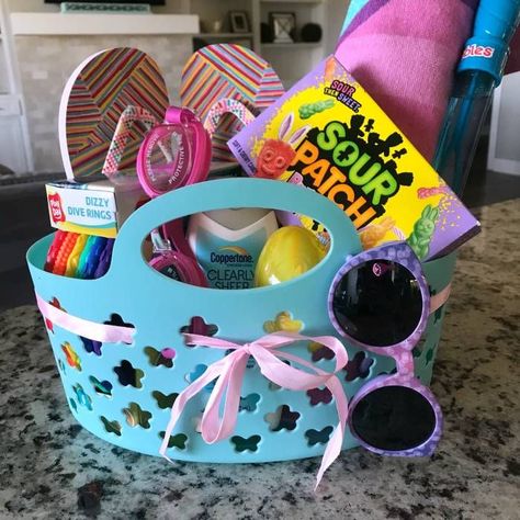 Pool Themed Easter Basket Ideas, Easter Baskets For Kids Ideas, Easter Gift Baskets For Kids, Pool Easter Basket, Easter Baskets For Kids, Easter Basket Themes, Unique Easter Baskets, Creative Easter Baskets, Bubble Wand