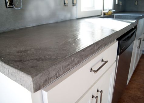 DIY Concrete Counters Poured over Laminate Cement Countertop, Cement Countertops, Diy Concrete Counter, Cost Of Countertops, Concrete Counters, Concrete Countertops Kitchen Diy, Concrete Countertops Over Laminate, Laminate Kitchen Cabinets, Cocina Diy