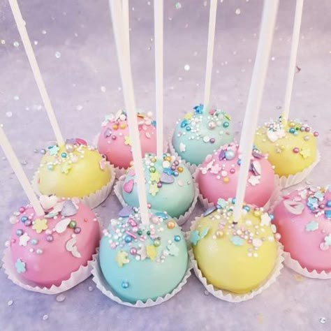 Cake Pops Rainbow Birthday, Pastel Food Ideas, Pastel Treat Table, Pastel Rainbow Cake Pops, Colorful Cake Pops, Pastel Snacks, Cakepops Ideas Birthday, Rainbow Oreos, Rainbow Cakepops