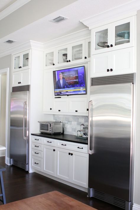 Tv In Kitchen, Smitten Kitchen, Modern Kitchen Cabinets, Cabinets Kitchen, Kitchen Redo, Stainless Steel Appliances, Kitchen Cabinet Design, Kitchen Remodel Idea, Kitchen Design Small