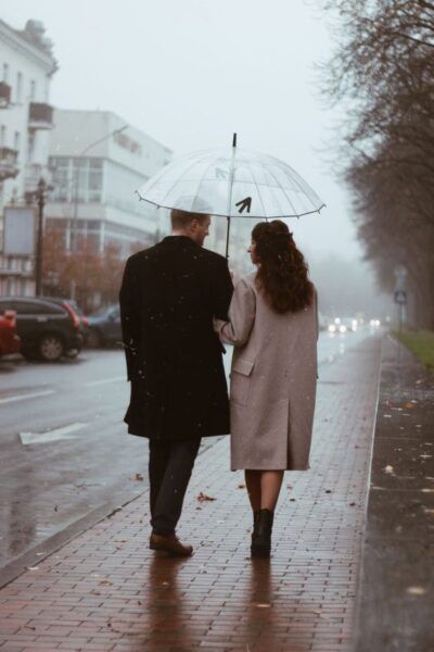 Couple Photoshoot With Umbrella, Chasing Daisies, Engagement Photo Shoot Poses, Rainy Engagement Photos, Rainy Paris, Downtown Photography, Paris Couple, Field Photoshoot, Prom Photoshoot