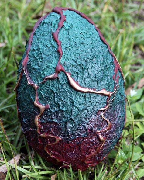 Make your own Dragon Eggs. An easy alternative craft for Easter/Eostre/Ostara. Dragon Eggs Tutorial, Dragon Eggs, Pagan Crafts, Dragon Crafts, Dragon Party, Egg Crafts, Forest Creatures, Dragon Egg, Witchy Stuff