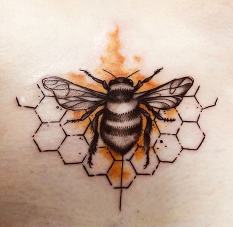 New School Bee Tattoo, Hot Tattoo Ideas Female Small, Big Cover Up Tattoos For Women, Momma Tattoo, Bee Aesthetic, Tato Geometris, Tattoo Kids, Honey Bee Tattoo, Honeycomb Tattoo